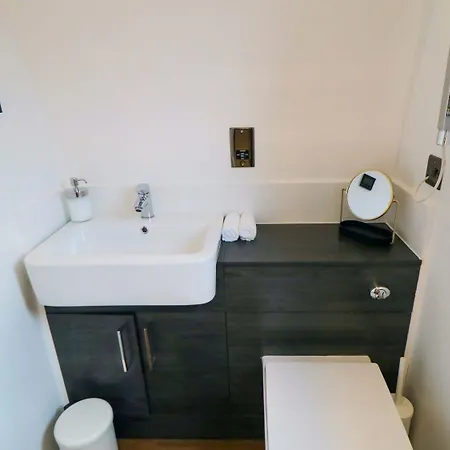 Bumblebee Glamping Pod