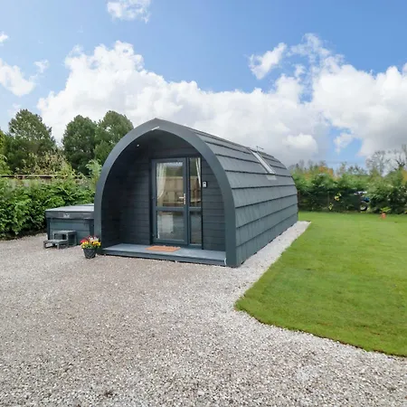 Bumblebee Glamping Pod